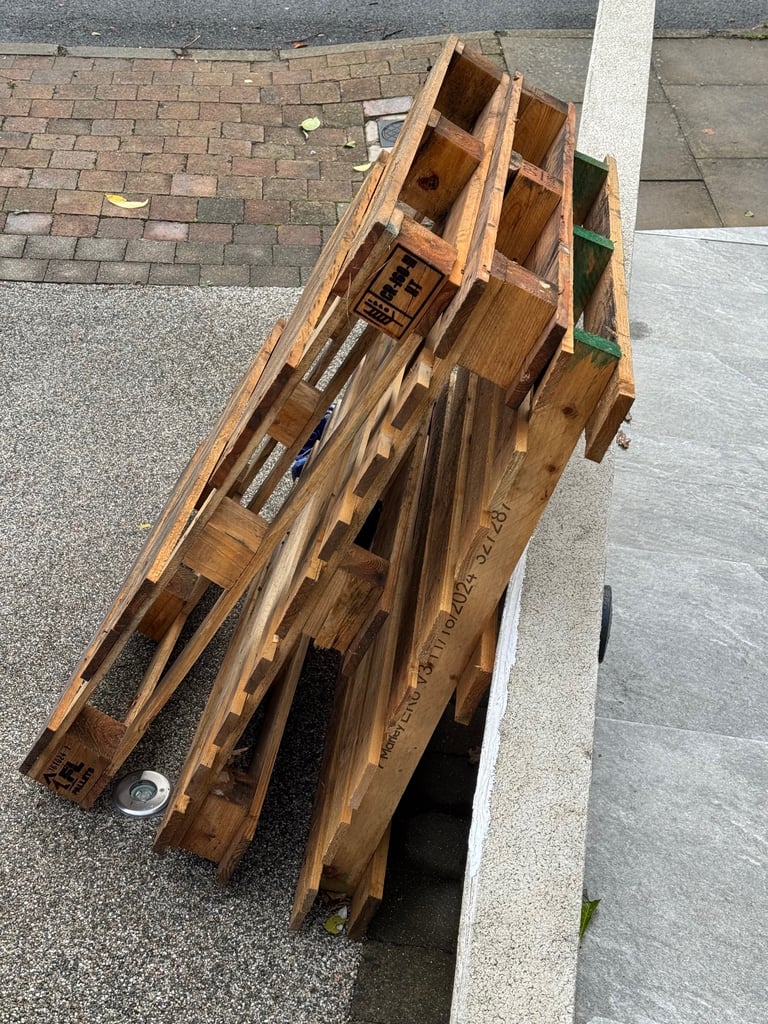 Three free pallets N21 collection 