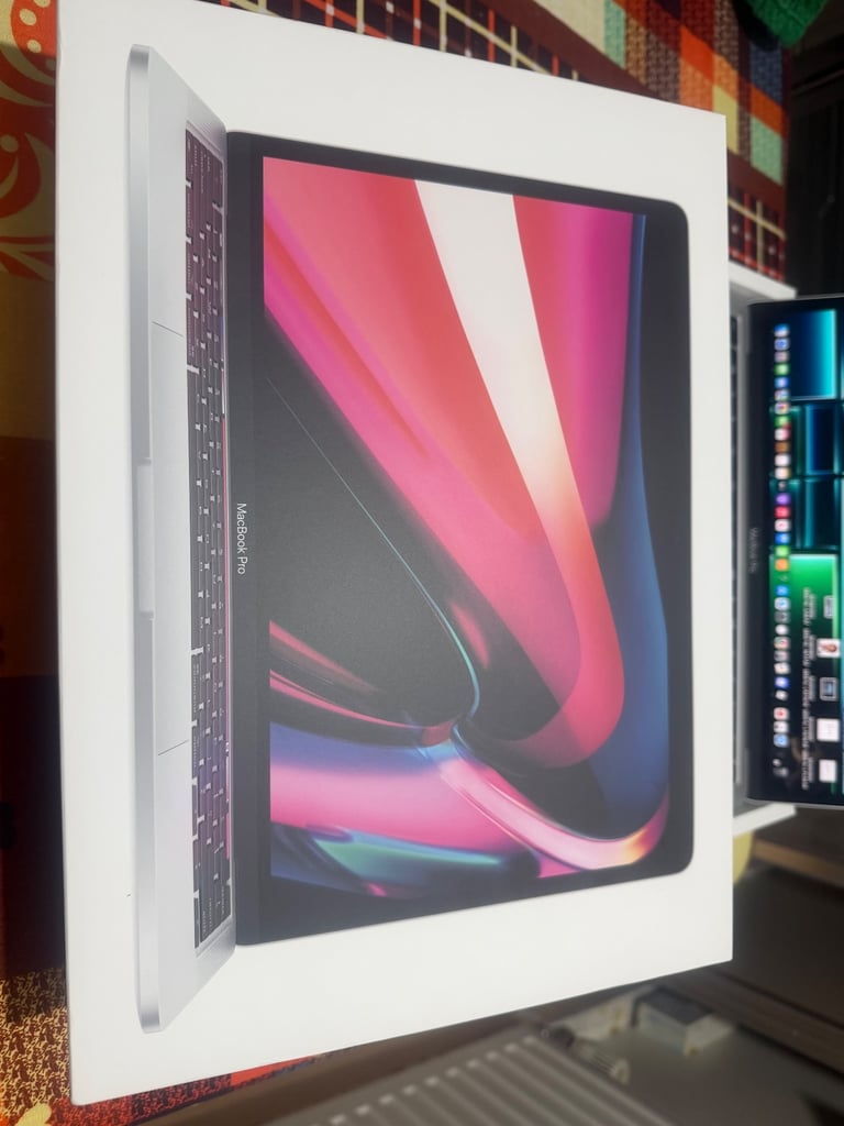 MacBook Pro 13” (M2, 2022) — 8GB/256GB — Silver — Box & Charger