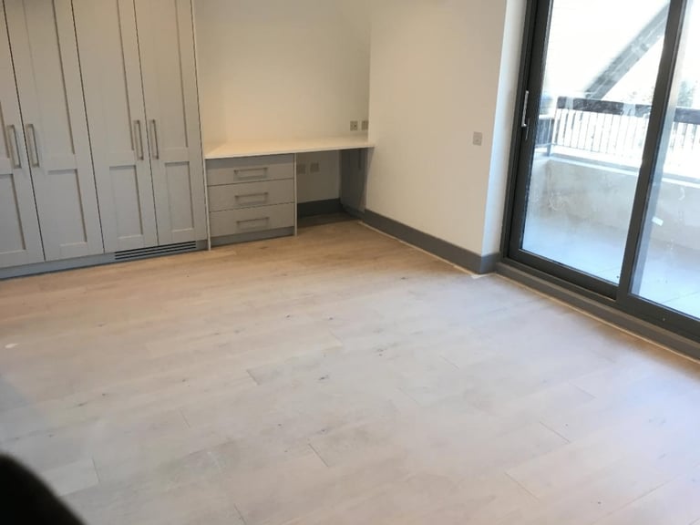 Exclusive Gated Lux 3 Bed 2 Bath Open Plan Balcony Flat Car Park Share Garden NearRailTubeBusShops