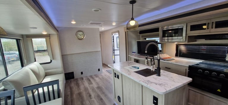 EX DEMO Forest River East To West Alta 2810KIK American Caravan 5th Wheel