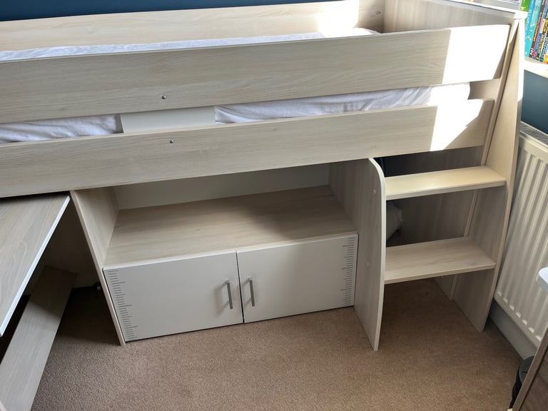 Mid sleeper cabin bed
