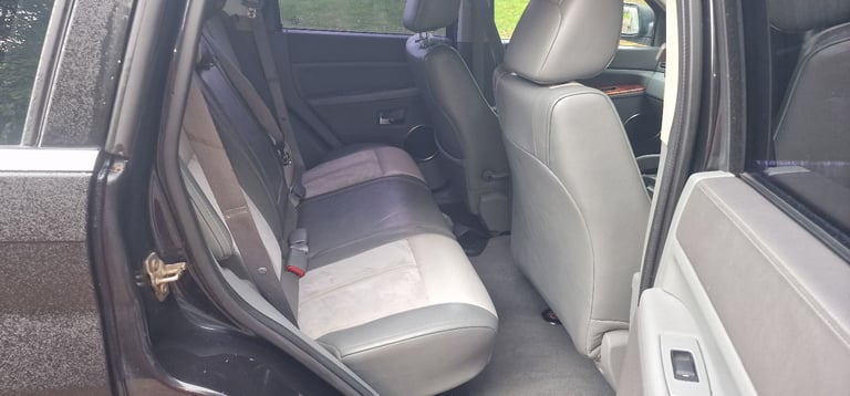 JEEP GRAND CHEROKEE OVERLAND 3LITRE CRD 4X4 FACTORY BLACK. FULL MOT