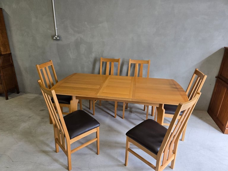 Brand new Ex-display Extending Table and chairs 