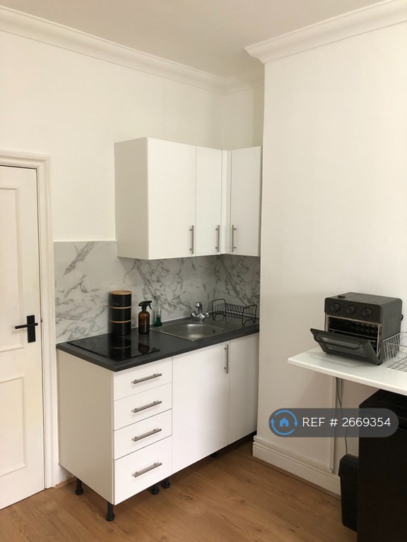 Studio flat in Lancaster Gate, London, W2 (#2669354)