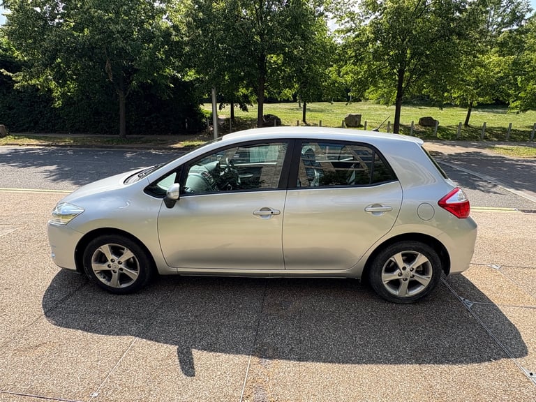 2010 facelift toyota Auris 1.6 automatic, drives perfect, excellent condition inside out,F.S.H 