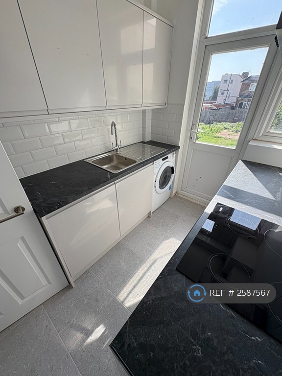 5 bedroom house in Wakemans Hill Avenue, London, NW9 (5 bed) (#2587567)