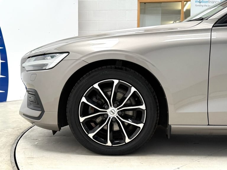 2019 68 VOLVO V60 2.0 D4 MOMENTUM ESTATE 5DR DIESEL AUTO EURO 6 (S/S) (190 PS) D