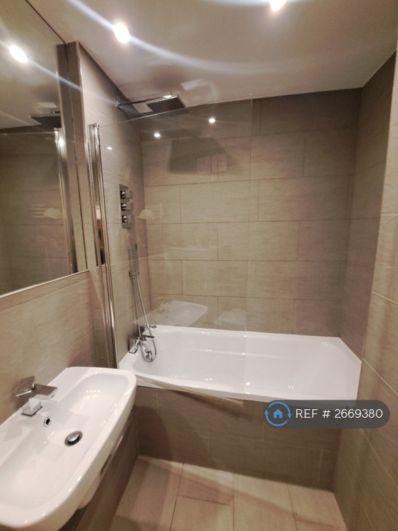 2 bedroom flat in Harrogate Road, Leeds, LS7 (2 bed) (#2669380)