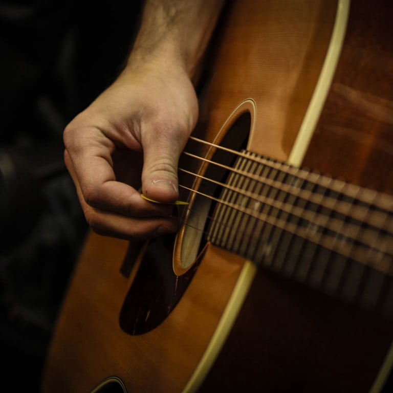GUITAR TUITION  PRIVATE LESSONS TEACHER IN NORTH AND WEST LONDON