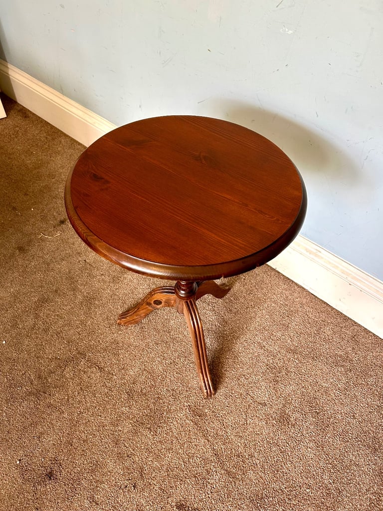 Vintage Solid Wood Pedestal Occasional Table H21in /53cm Dia 15in/38cm Good condition  D010