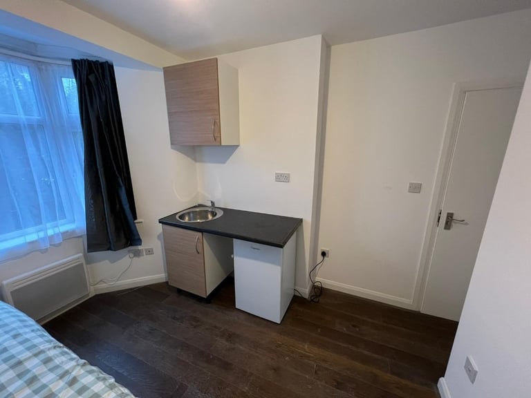 Spacious Ensuite room in TOORACK ROAD HarrowHousing benefit & DSS