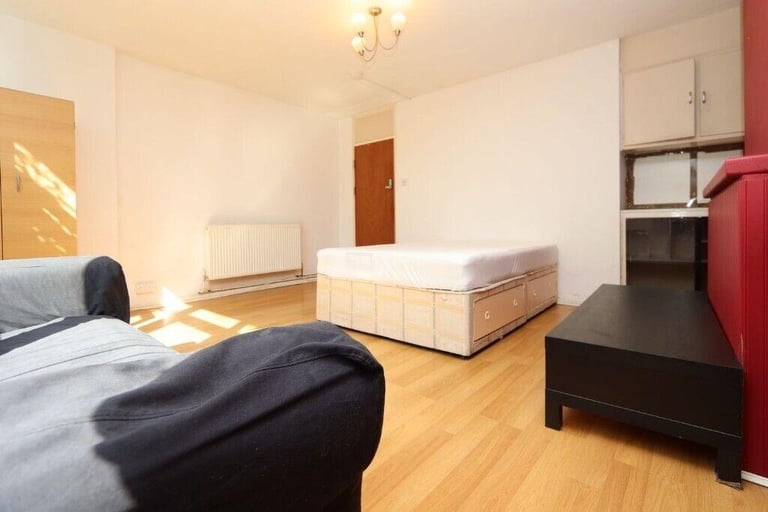 Westferry MOVE IN TODAY room for couple / STEPNEY GREEN