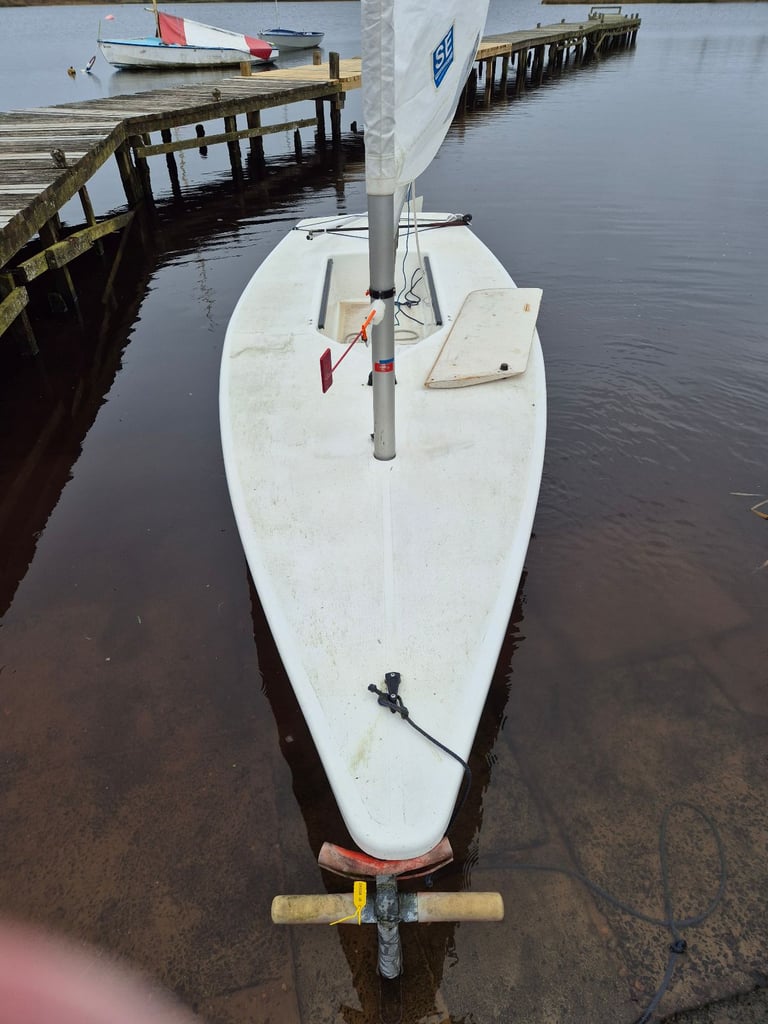 Laser sailing dinghy with combi road trailer