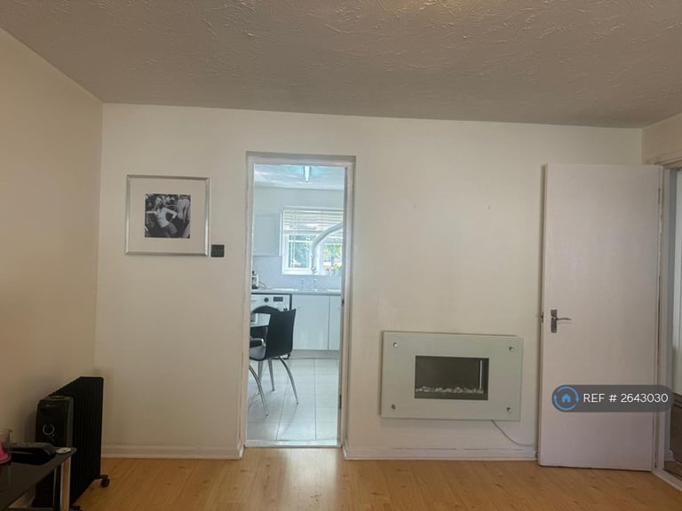 2 bedroom flat in Renoir Court, London, SE16 (2 bed) (#2643030)