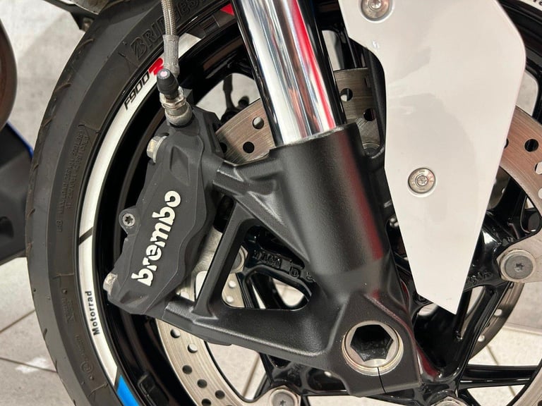 72/2022 BMW F900R Sport - 7106 miles - TRI-COLOUR!