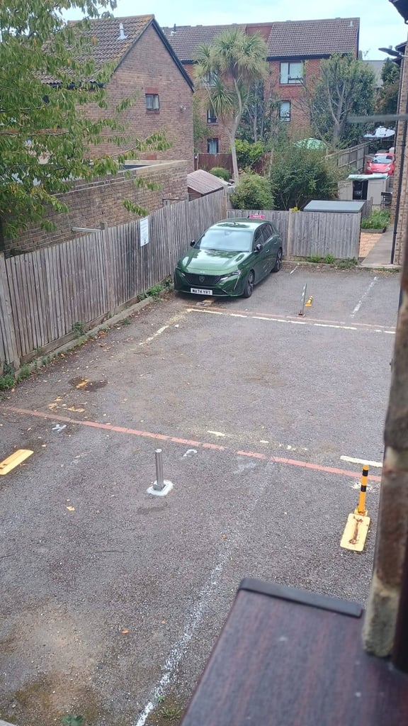 Private parking bay for rent in quiet cul-de-sac London (not Worthing)