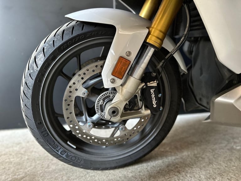Stunning 2023/23 BMW R1250 RS SE in White with GR MOTO Exhaust and Panniers