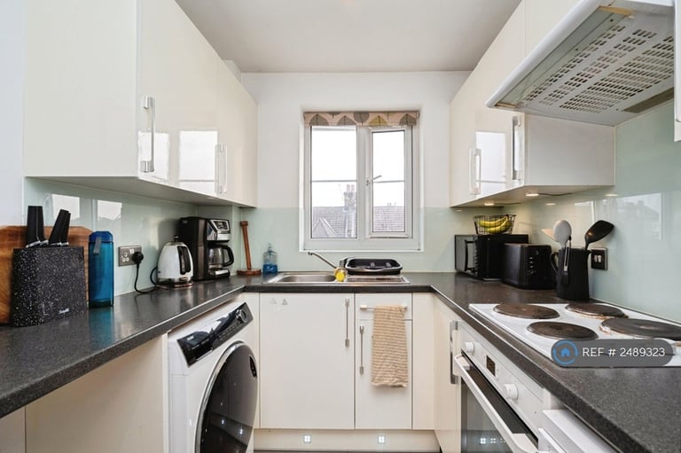 1 bedroom flat in Mill Court, London, E10 (1 bed) (#2489323)