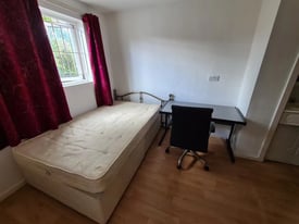 Double Room, Single room or Entire 3 bed house! City Centre & University & Supermarket! NOW!