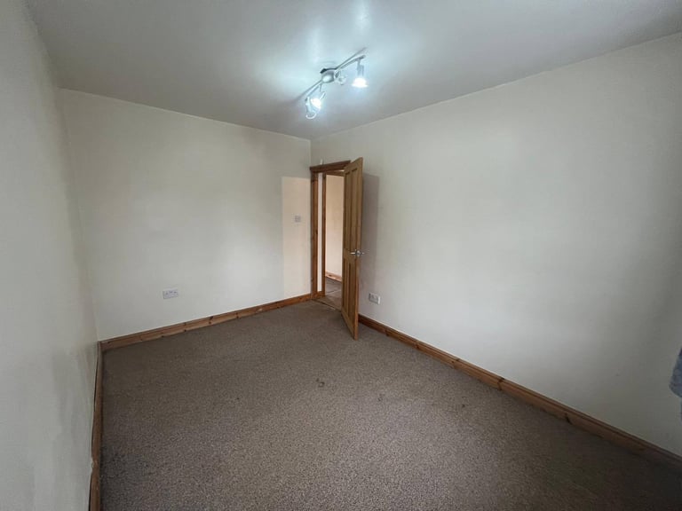 THREE BEDROOM HOUSE TO RENT ** EXCELLENT TRANSPORT LINKS VIA WARWICK ROAD AND STRATFORD ROAD ** 
