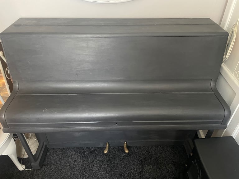 Upright piano - FREE