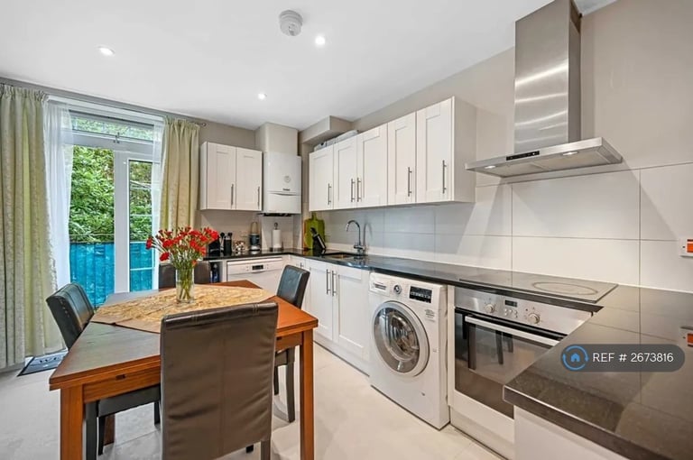 3 bedroom flat in Tilson House, London, SW2 (3 bed) (#2673816)