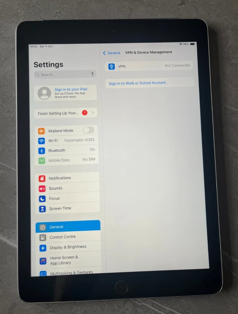 Apple iPad 6th Gen 9.7inch; 2018, A1954 128GB (Black/Silver) Wi-Fi and Cellular 