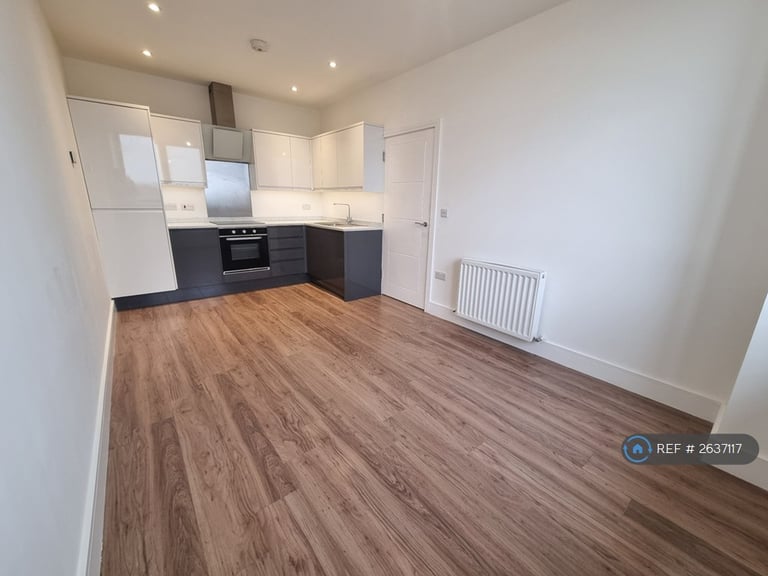 2 bedroom flat in Eleanor House, Waltham Cross, EN8 (2 bed) (#2637117)