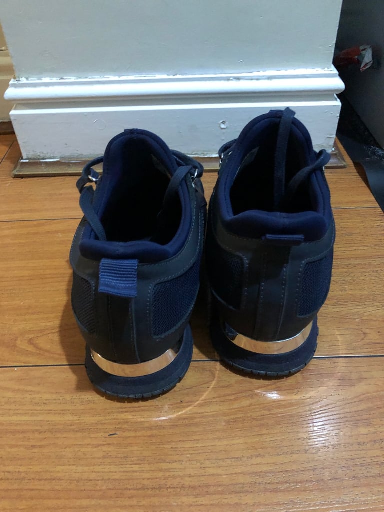 Size 8 men’s navy mallets - like new 