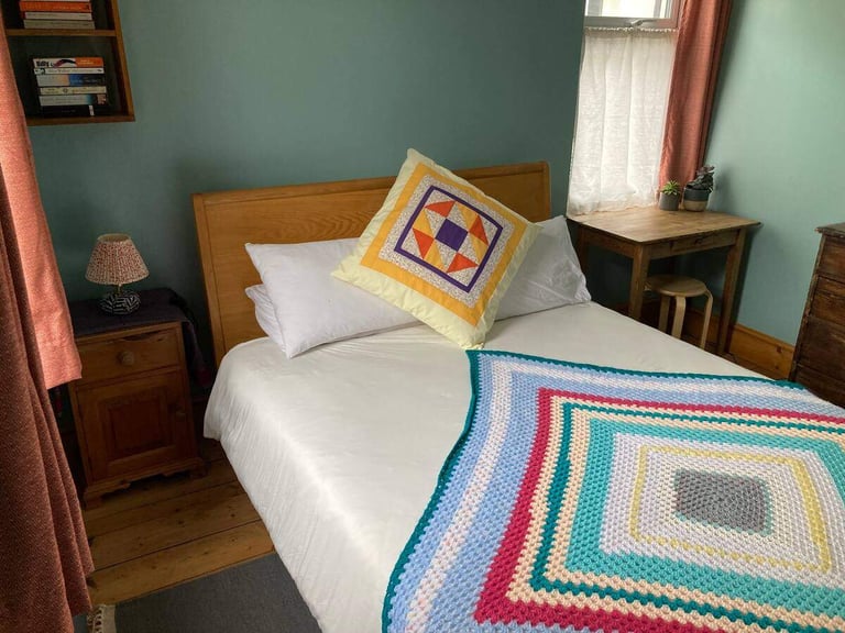 Fully furnished 3 double bedroom house £2000 per month for Dec- Feb only all bills included