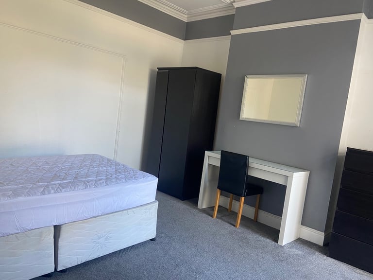 LARGE DOUBLE ROOM TO RENT