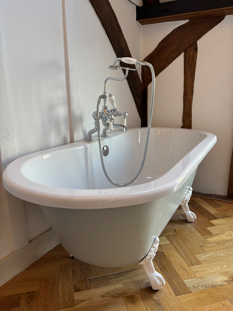 Freestanding bath tub 