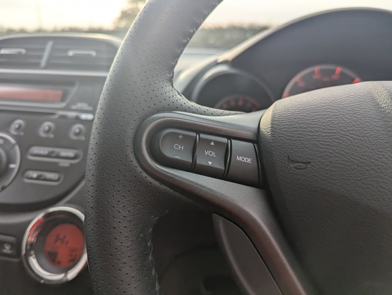 HONDA JAZZ 1.4 PETROL LOVELY CONDITION FULL SERVICE HISTORY SUPER RELIBALE