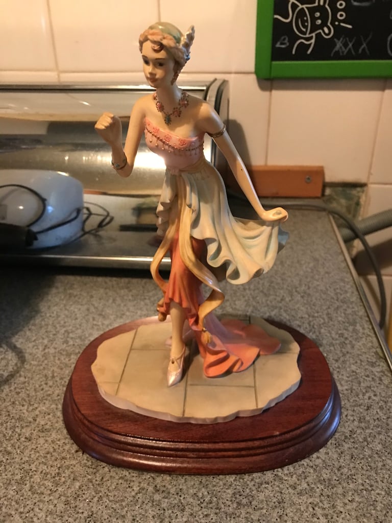 image for A Beautiful Leonardo collection 1920s flapper style lady of the ball. , immaculate Cond. £20