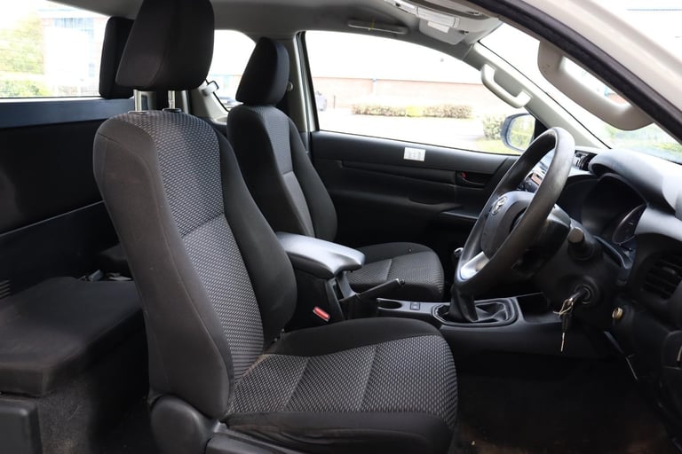 TOYOTA HILUX D4D KING CAB 4X4 PICKUP TRUCK (2017)