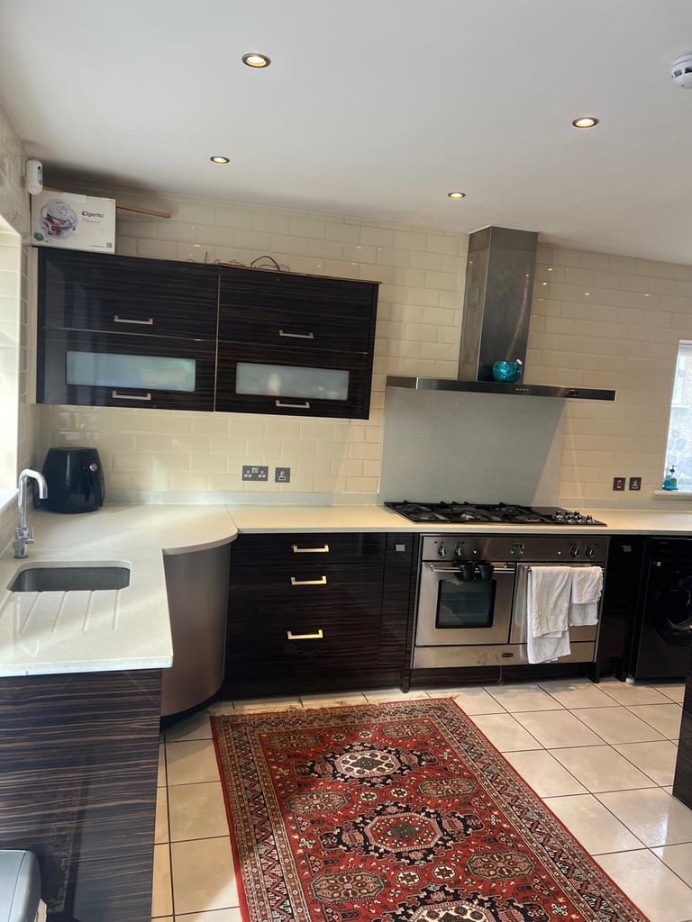 4 bed semi-detached house to rent Greyhound Hill, London NW4