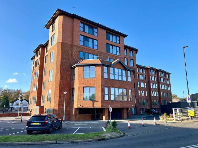 🏡 Modern 1-Bed Flat + Gym & Cinema | Flexible Tenancy | Co Lets & Subletters – Raynes Park SW20