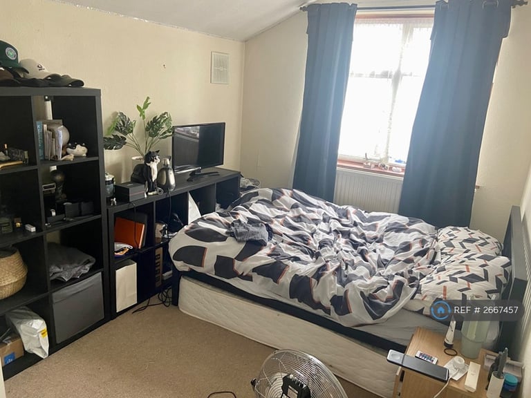 2 bedroom flat in London, London, SW18 (2 bed) (#2667457)