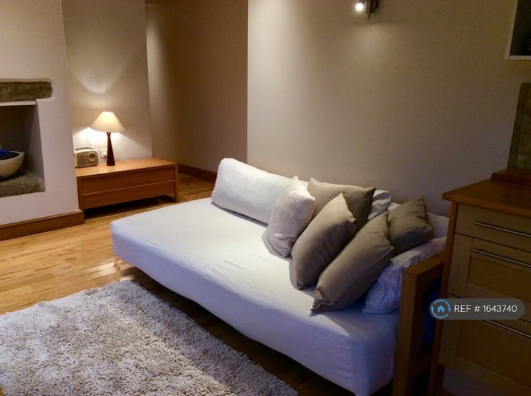 1 bedroom flat in Compton Way, Witney, Oxfordshire, OX28 (1 bed) (#1643740)