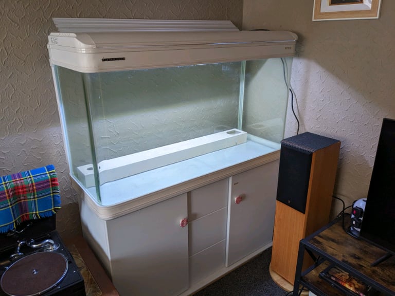 200 litre aquarium plus cabinet 