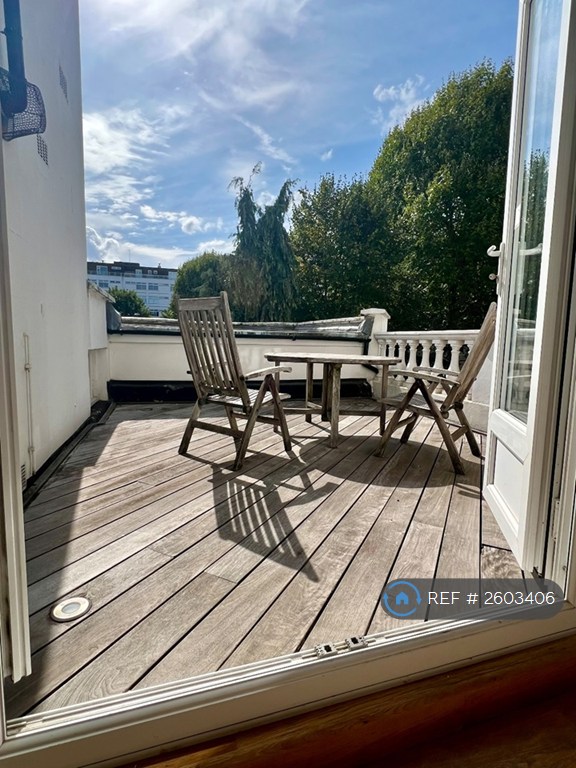 3 bedroom flat in Pembridge Square, London, W2 (3 bed) (#2603406)