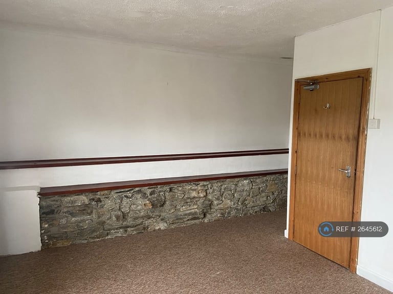 2 bedroom flat in Ivydene, Whitland, SA34 (2 bed) (#2645612)