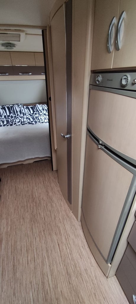 Hobby 695 VIP - Fixed Bed & Awning