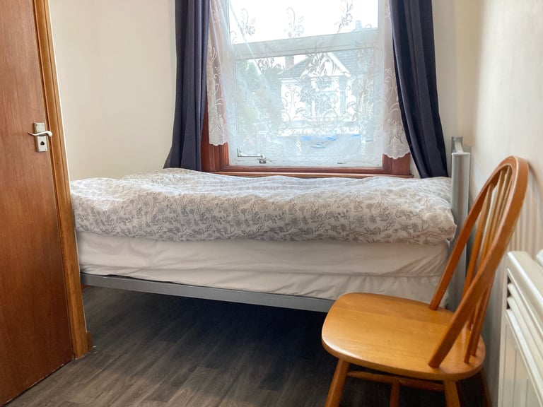 In House Medium Room To Let Share 3 Bath Shower Kitchen Garden InclBillsNet VeryNearTubeBusShops