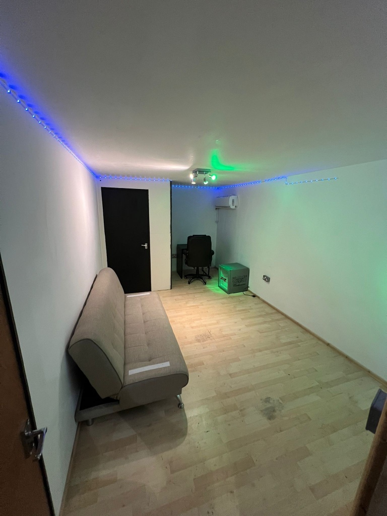 170 sq ft Soundproofed Music Production / Podcasting / Recording Studio In Mile End E14
