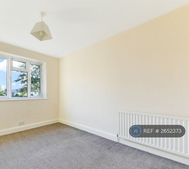 2 bedroom flat in Central Gardens, Morden, SM4 (2 bed) (#2652373)