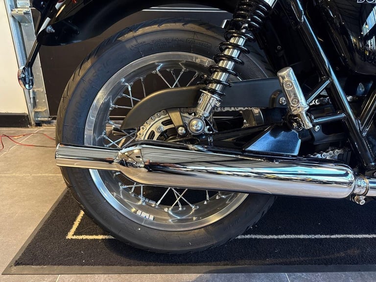 2025 Triumph Bonneville T120 PREMIUM TWIN COLOUR Petrol black 6 Speed