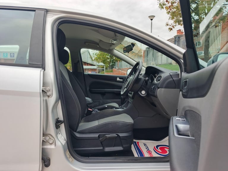 2010 Ford Focus 1.6 Zetec 5dr ESTATE Petrol Automatic