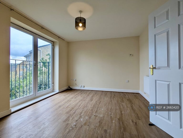 3 bedroom flat in Beechwood Park, Brighouse, HD6 (3 bed) (#2663420)