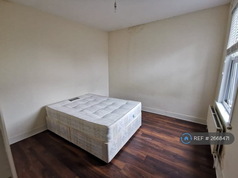 2 bedroom flat in High Road Leytonstone, London, E11 (2 bed) (#2668471)